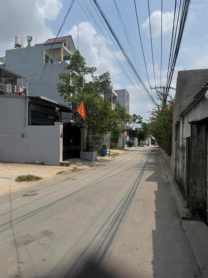 Bán nhà mặt tiền đường số 46, phú hữu, dt 290m2.full thổ cư. có 2 căn nhà song lập. giá rẻ đầu tư.