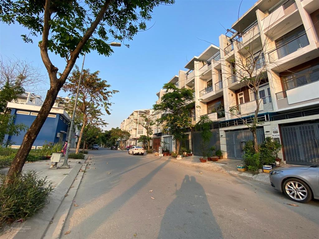 Bán chdv 1 sẹc đặng thùy trâm, dt 5x24m. 14 phòng. view công viên. doanh thu 68tr/tháng