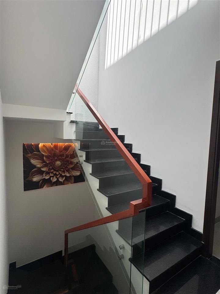 Cho thuê nhà mới xây hẻm 9m đặng thùy trâm. dt 4,5x18m. trệt 2 lầu st. 4pn, 5wc