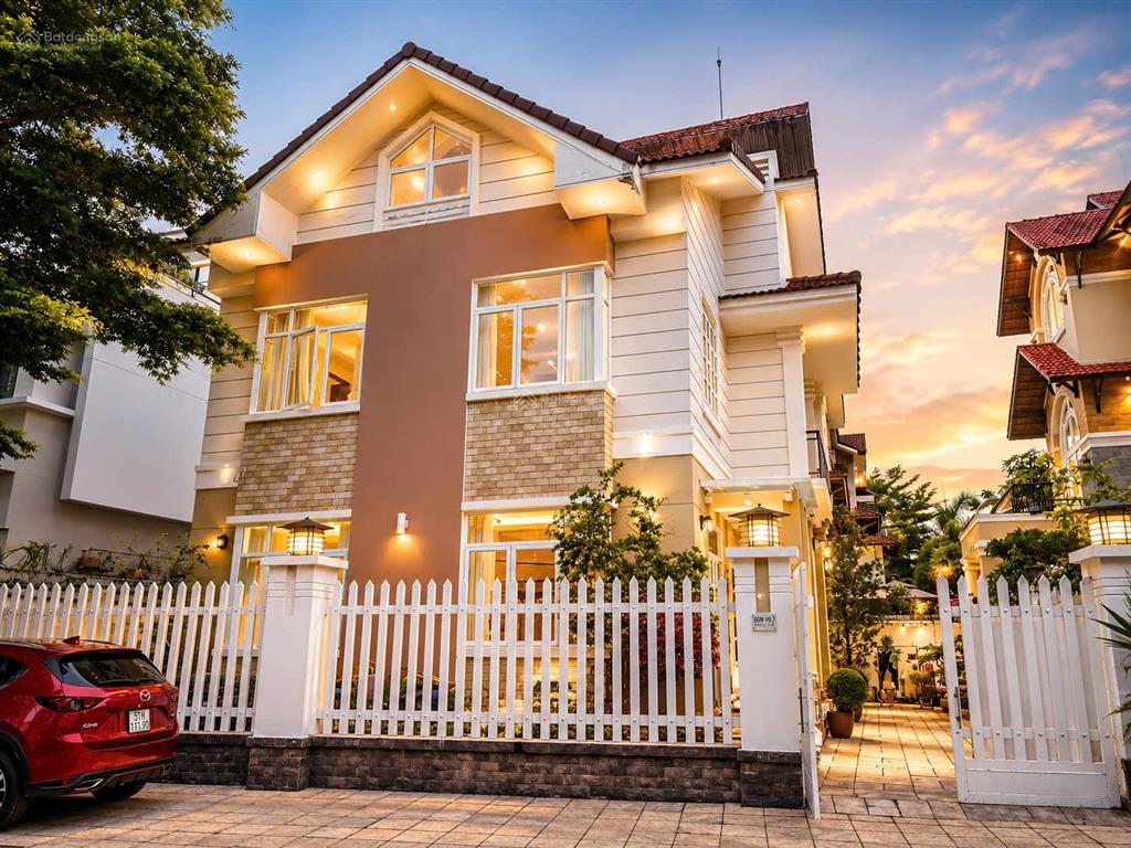 Bán nhà bt 1 sẹc khu vip hẻm 12m bình lợi, dt 15,7x20m. trệt 2 lầu tum, sân vườn.