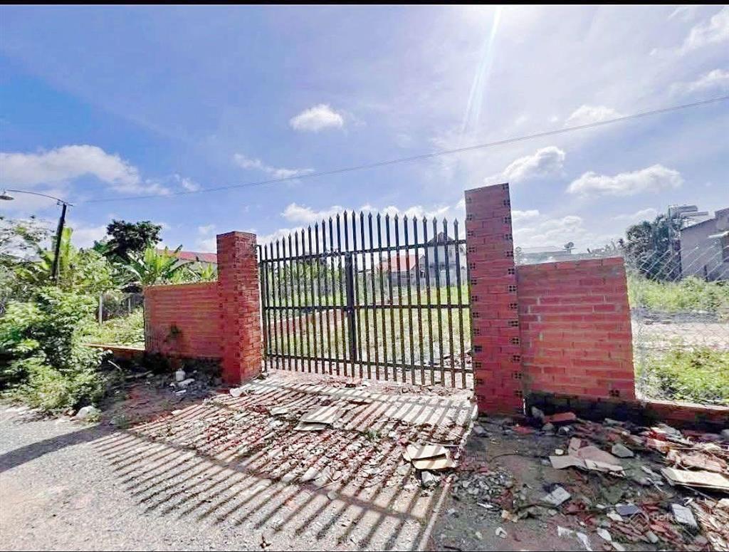 Kẹt vốn  bán lô đất rào sẵn 252m2  100m2 odt  đường nhựa 10m  sát trung tâm tp 2km giá 275tr