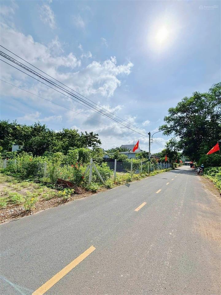 Kẹt vốn  bán lô đất rào sẵn 252m2  100m2 odt  đường nhựa 10m  sát trung tâm tp 2km giá 275tr