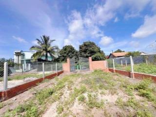 Kẹt vốn  bán lô đất rào sẵn 252m2  100m2 odt  đường nhựa 10m  sát trung tâm tp 2km giá 275tr