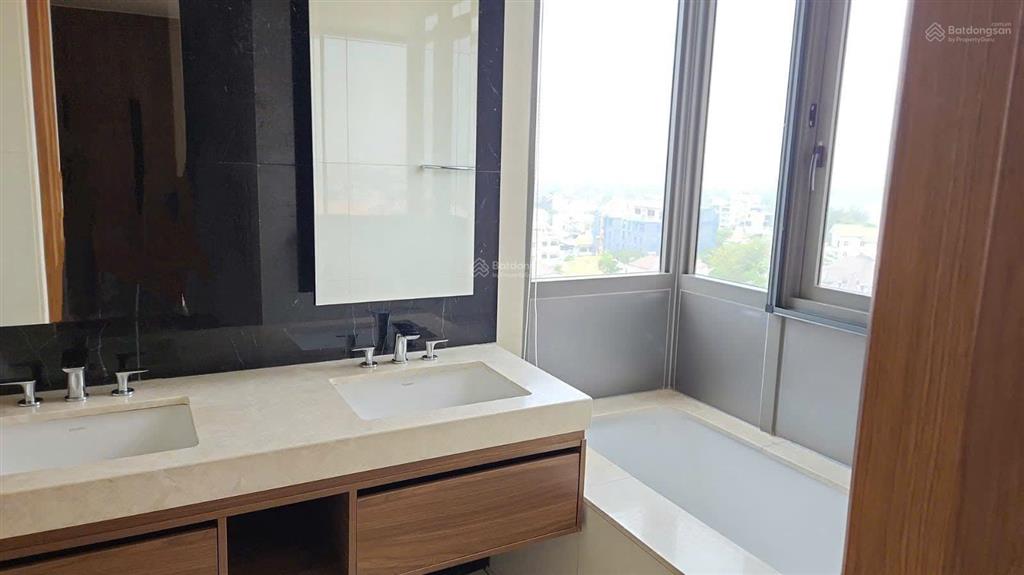 Cho thuê the nassim 3pn 133m2 view sông, thang máy riêng nội thất cơ bản, $3.500 bao thuế phí