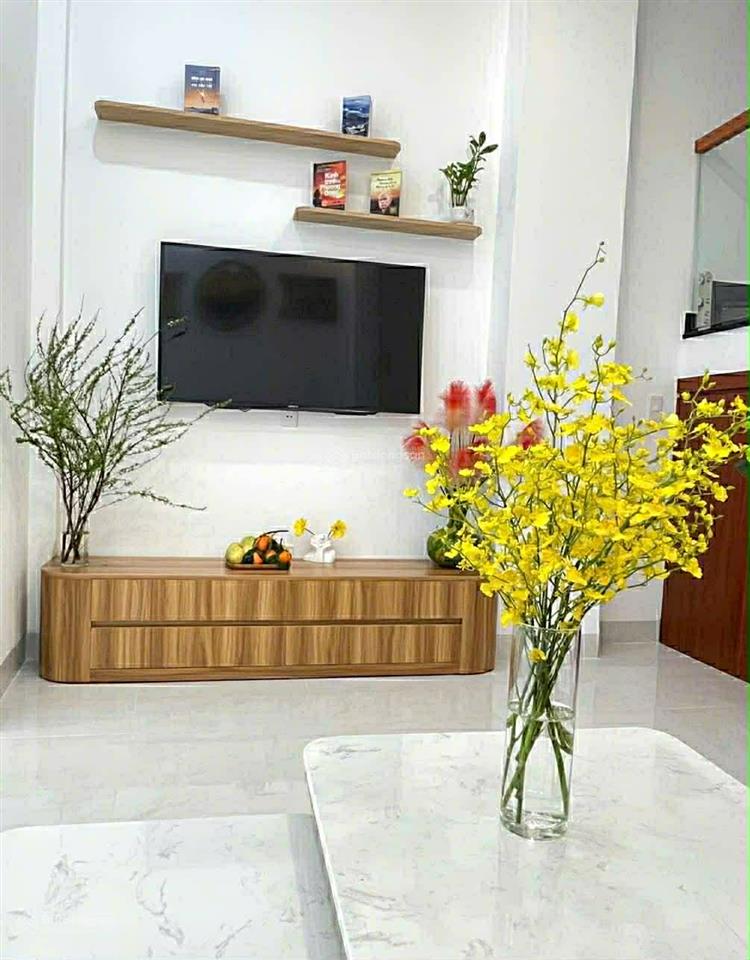 Sát vách q1, diện tích 84m2 nở hậu 4.2m, nhà mới 1 trệt 1 lầu 3pn 2wc (1pn trệt), chỉ 6.79 tỷ