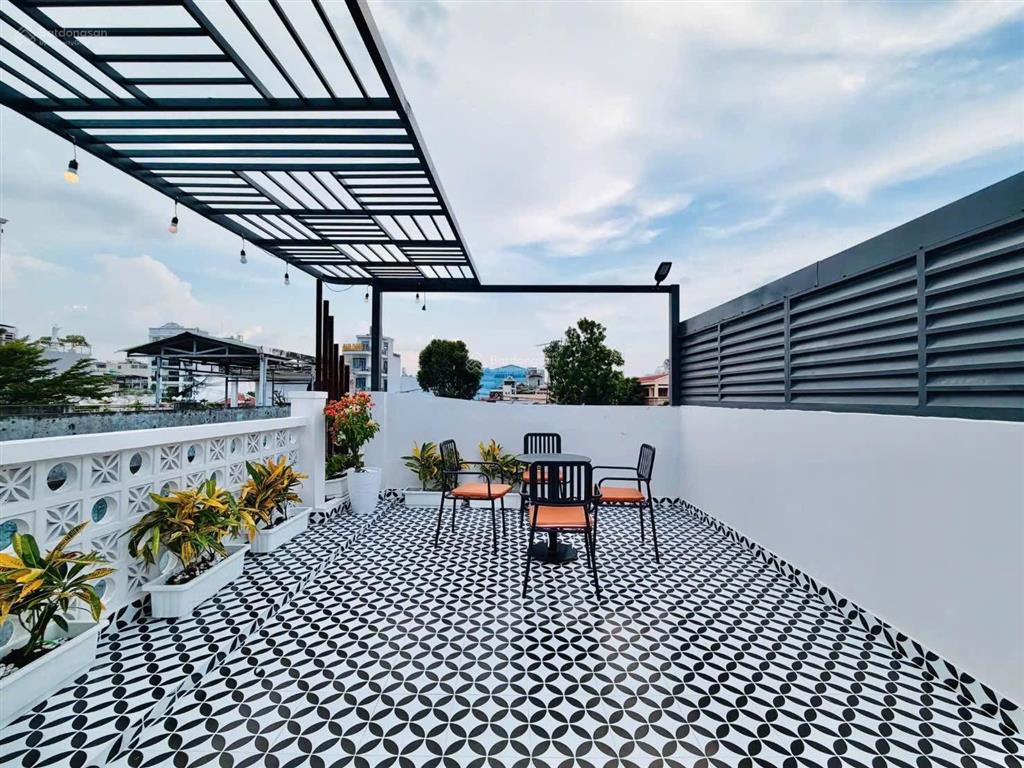 Nhà mới mặt tiền rộng rãi thoáng đẹp chủ cần tiền gấp nên giảm giá mạnh