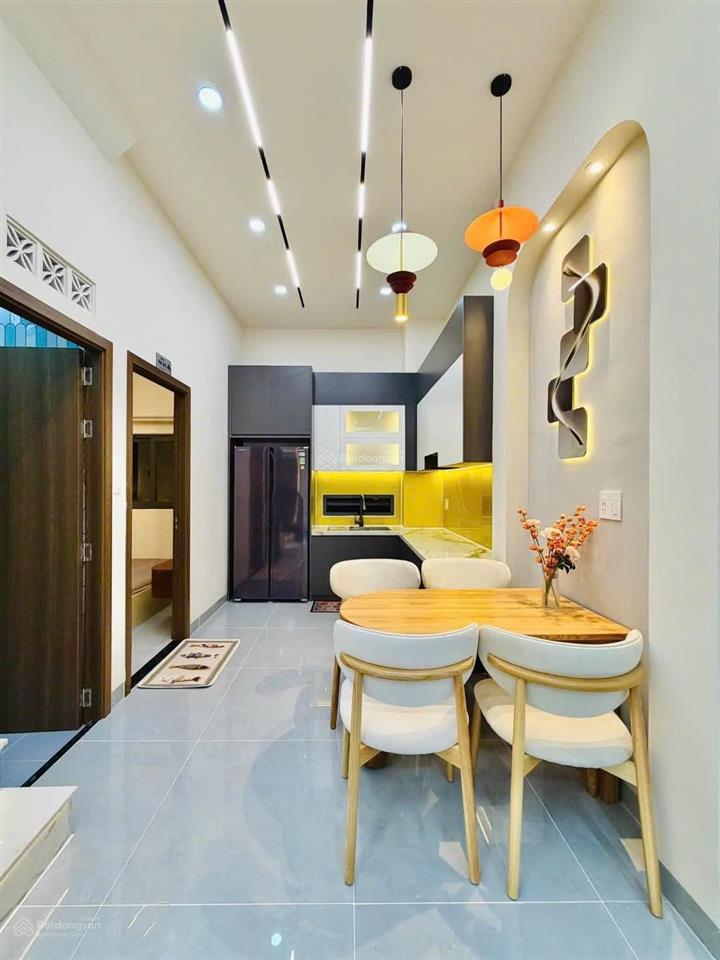Nhà mới mặt tiền rộng rãi thoáng đẹp chủ cần tiền gấp nên giảm giá mạnh