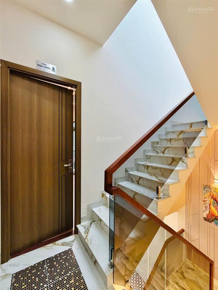 Nhà mới mặt tiền rộng rãi thoáng đẹp chủ cần tiền gấp nên giảm giá mạnh