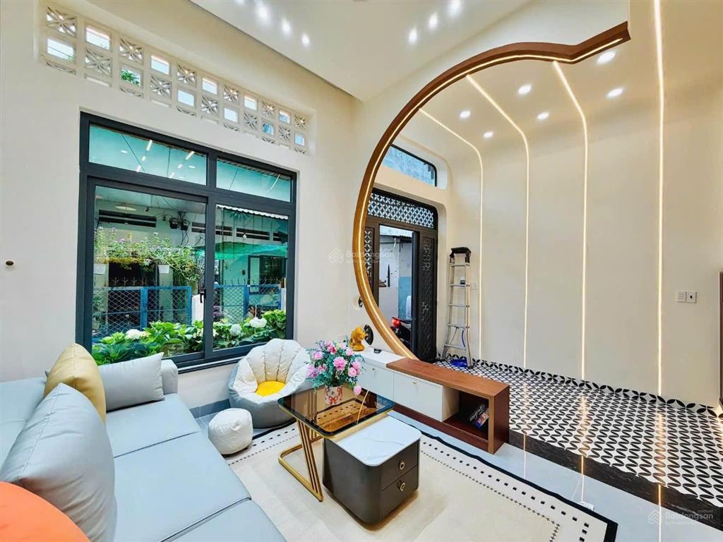 Nhà mới mặt tiền rộng rãi thoáng đẹp chủ cần tiền gấp nên giảm giá mạnh