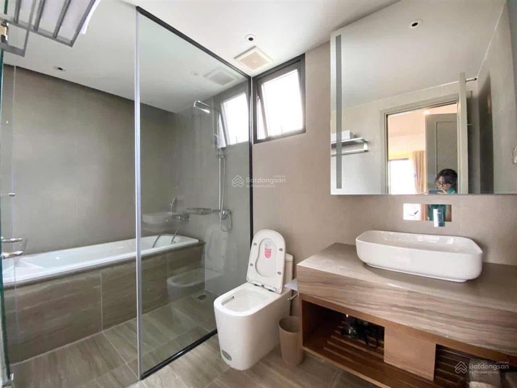 Cho thuê căn hộ 1 phòng ngủ full nội thất ban công lớn máy giặt riêng bến vân đồn quận 4