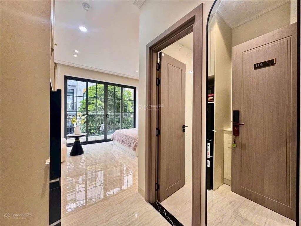 Cho thuê căn hộ 1 phòng ngủ full nội thất ban công lớn máy giặt riêng bến vân đồn quận 4