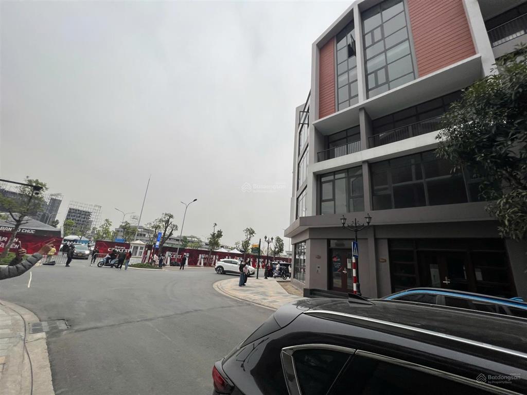 Shop phố biển dt 80m2 đối diện quảng trường, sân khấu sự kiện, tiềm năng lên giá tốt giá 11,5 tỷ