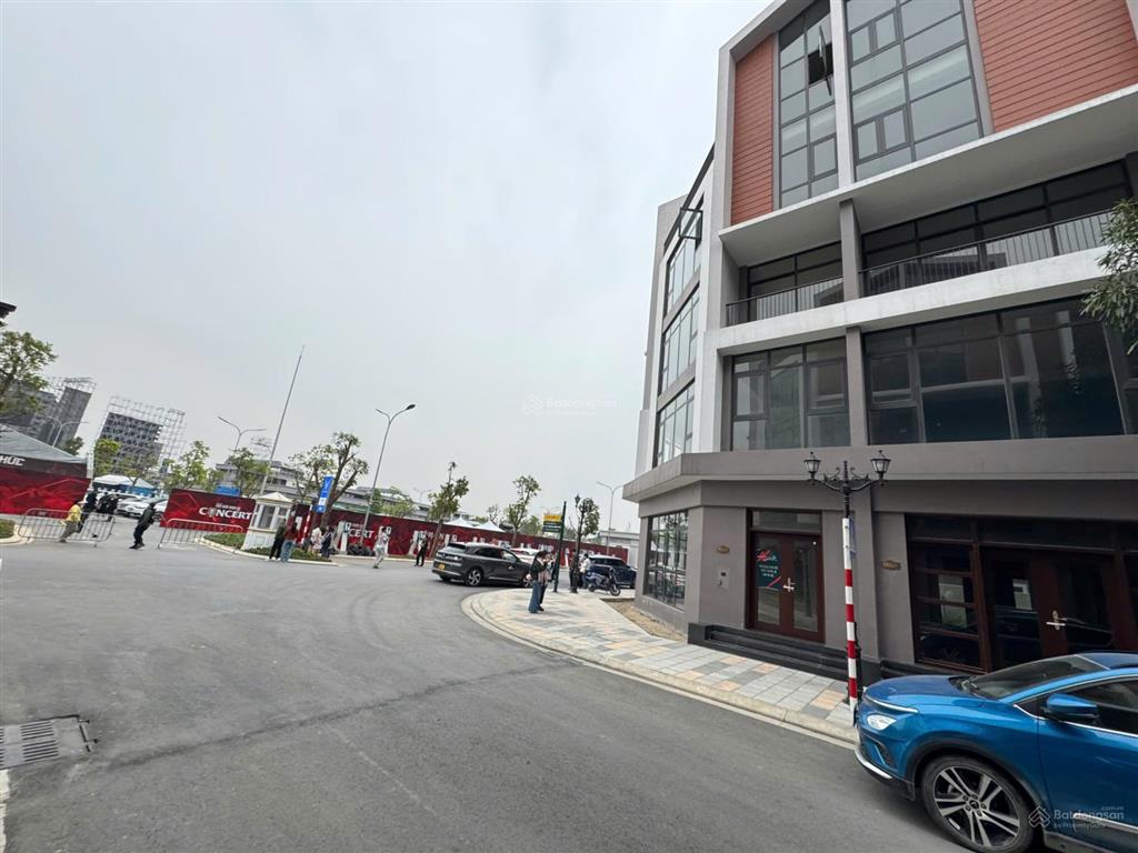 Shop phố biển dt 80m2 đối diện quảng trường, sân khấu sự kiện, tiềm năng lên giá tốt giá 11,5 tỷ