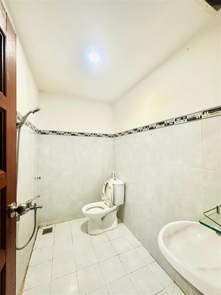 Cho thuê nhà mặt tiền 42c hoàng hoa thám  6 tầng thang máy  giá chỉ 40 triệu