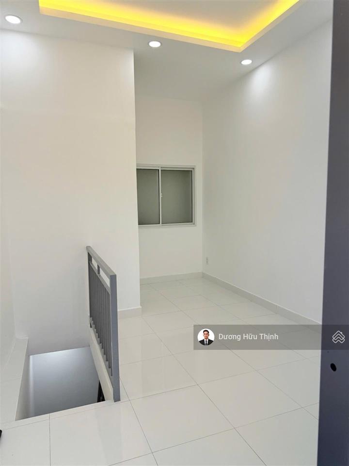 Chỉ 2,4 tỷ sở hữu nhà riêng 2 tầng, ngay gần ngã tư thủ đức!