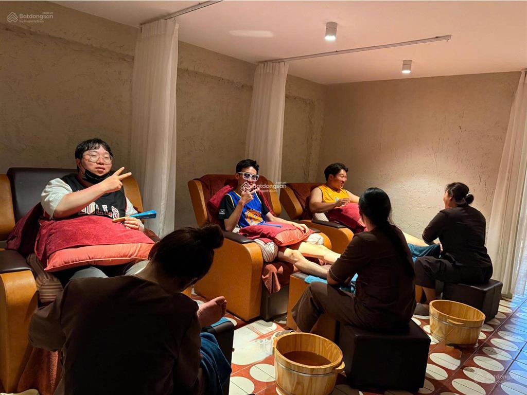 Cho thuê nhà mặt tiền 126 nguyễn thái bình quận 1