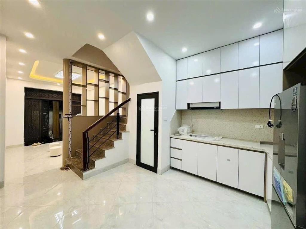Nhà đường cầu giấy, 42m2, 5 tầng, full nội thất, chỉ 9 tỷ