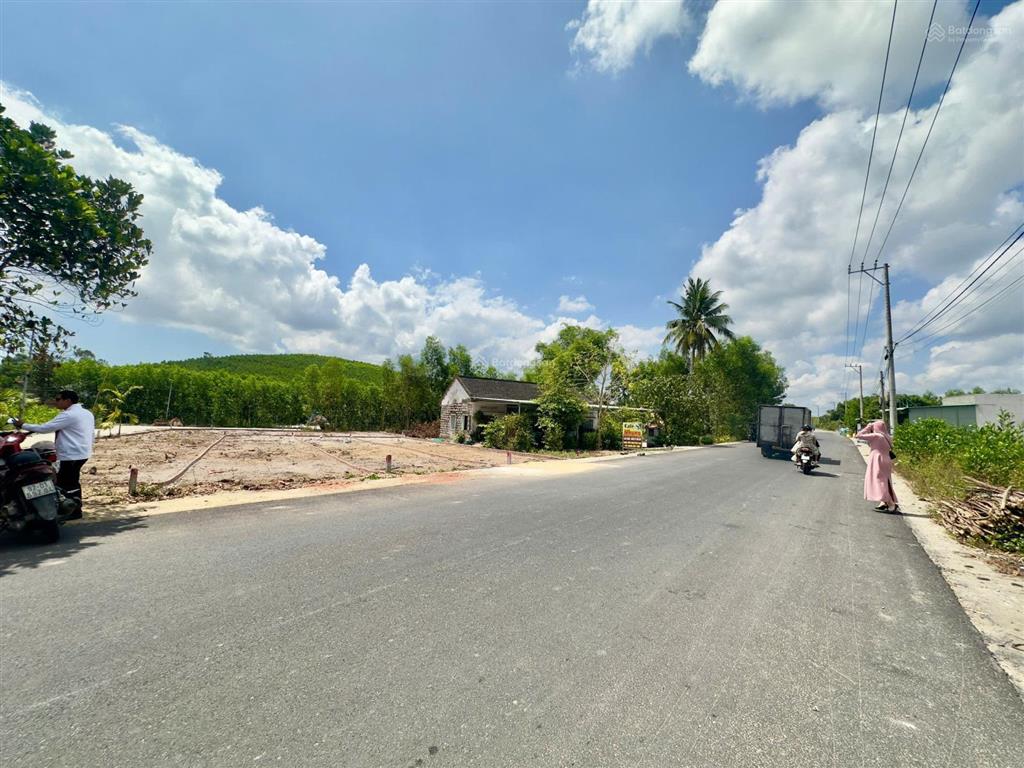 Đất nền gần ngay quốc lộ 1a, khu phố chợ bà rén  mặt tiền đường nhựa 10m5. chỉ nhỉnh 1 tỷ