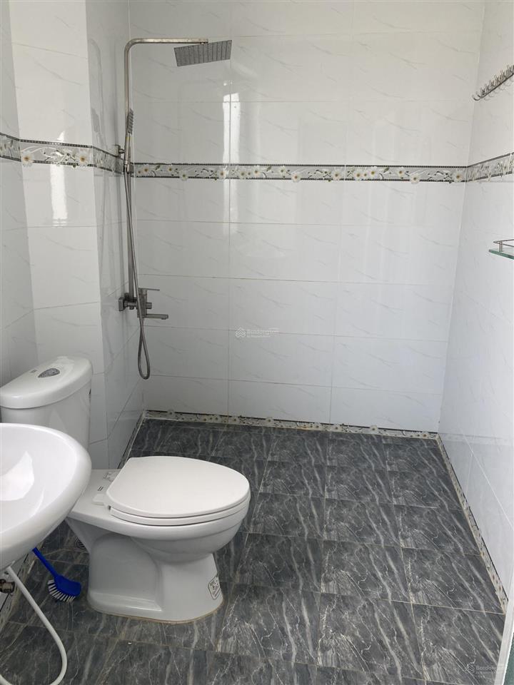 Cần bán gấp căn nhà 1 trệt, 3 lầu (gần chợ bến lức), bàn giao đầy đủ nội thất