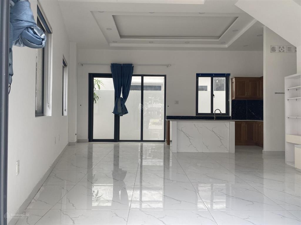 Cần bán gấp căn nhà 1 trệt, 3 lầu (gần chợ bến lức), bàn giao đầy đủ nội thất
