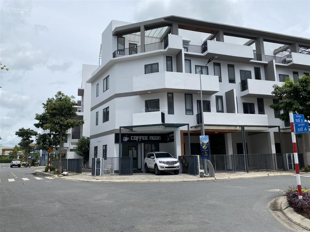 Cần bán gấp căn nhà 1 trệt, 3 lầu (gần chợ bến lức), bàn giao đầy đủ nội thất