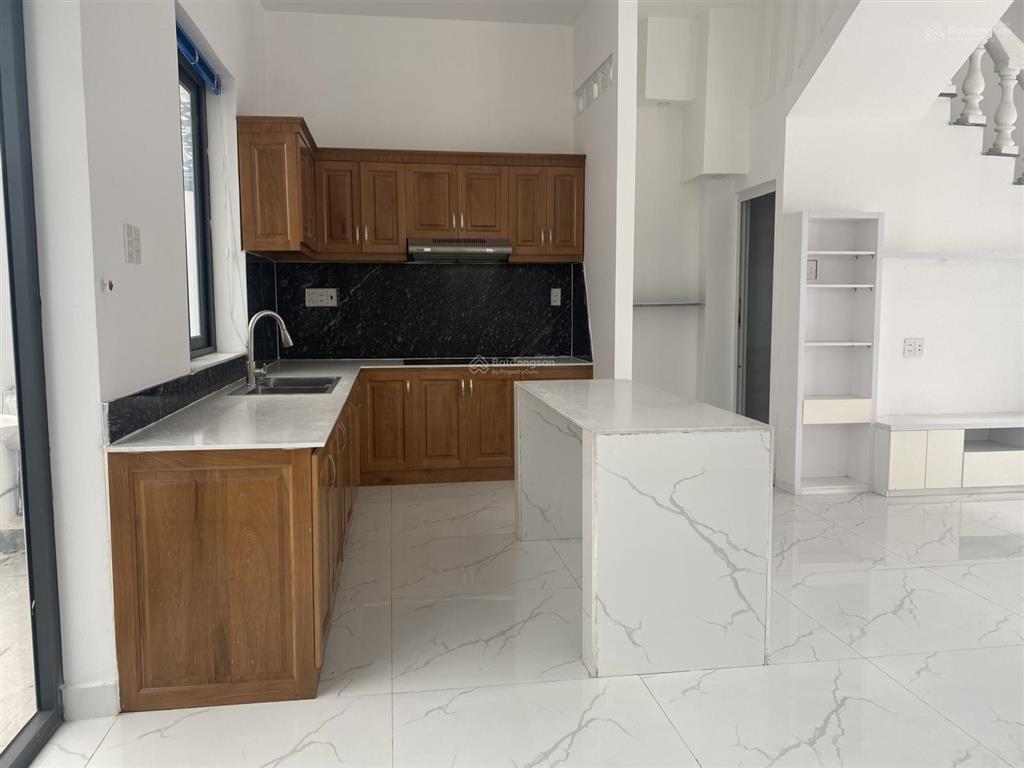 Cần bán gấp căn nhà 1 trệt, 3 lầu (gần chợ bến lức), bàn giao đầy đủ nội thất