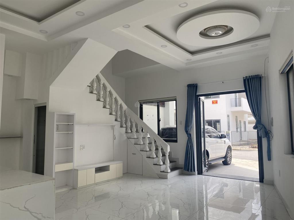 Cần bán gấp căn nhà 1 trệt, 3 lầu (gần chợ bến lức), bàn giao đầy đủ nội thất