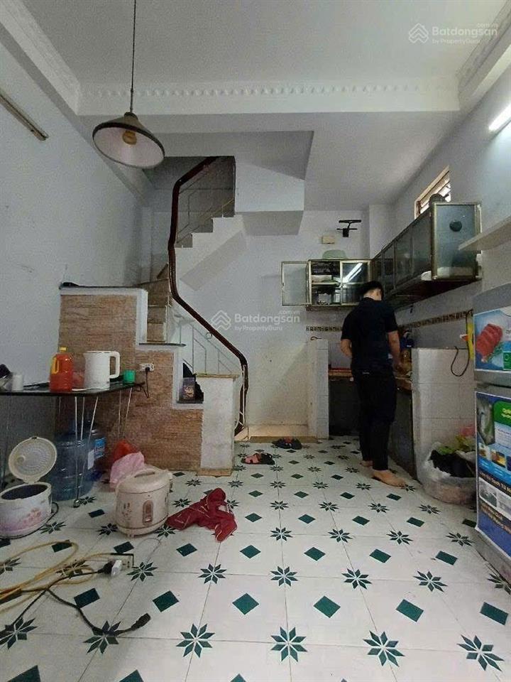 Cho thuê nhà ở phố 8/3, hai bà trưng, hà nội. 7.5tr/tháng, ngõ nông, 3 gác đỗ cửa, đủ tiện ích