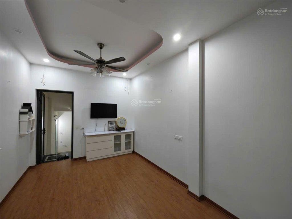 Cho thuê nhà nguyên căn ngõ hòa bình 7, ô tô  đỗ cửa, dt 37m2 x 3t, giá 12tr/ tháng