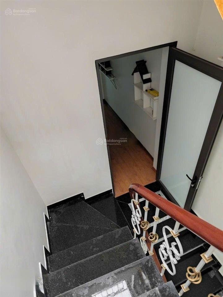 Cho thuê nhà nguyên căn ngõ hòa bình 7, ô tô  đỗ cửa, dt 37m2 x 3t, giá 12tr/ tháng