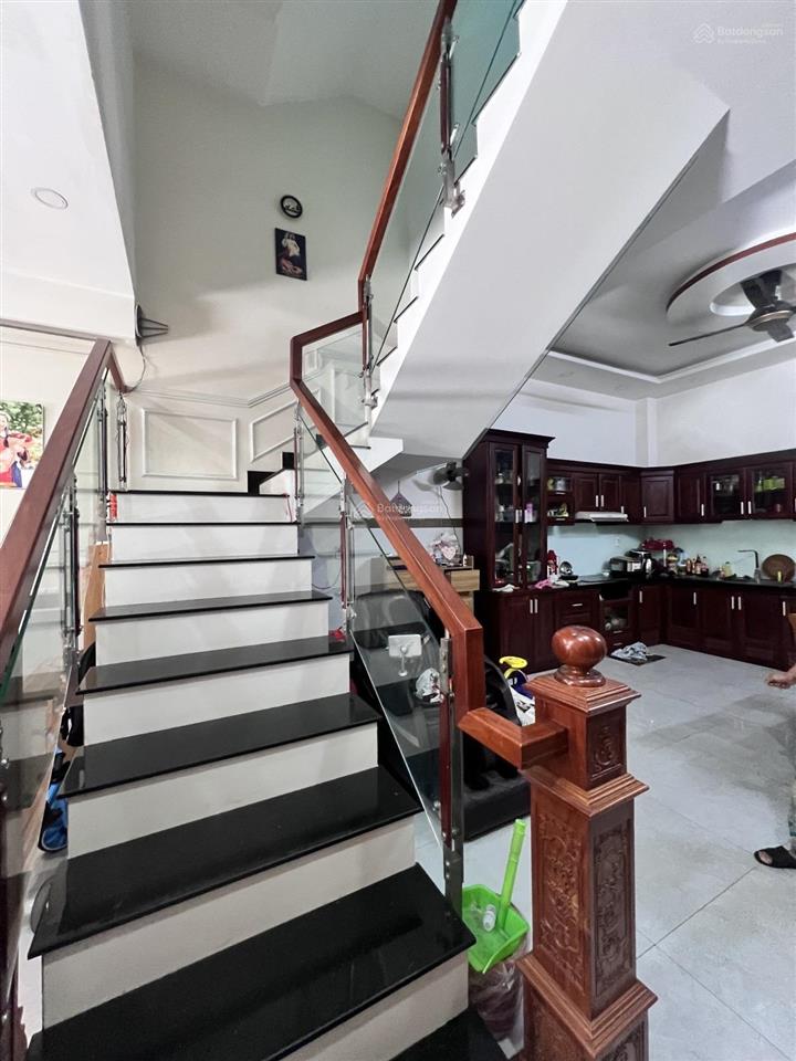 Chỉ 7,4 tỷ  nhà 3 tầng đẹp tân thới hiệp  hẻm 8m ô tô ngủ trong nhà