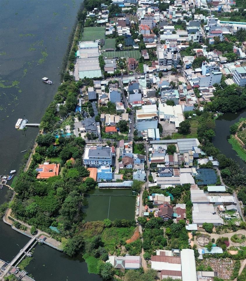 Bán biệt thự vườn 1 trệt 2 lầu diện tích 1300m2, 3 mặt giáp sông, view nhìn landmark 81