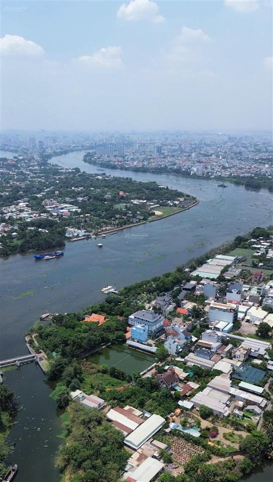 Bán biệt thự vườn 1 trệt 2 lầu diện tích 1300m2, 3 mặt giáp sông, view nhìn landmark 81