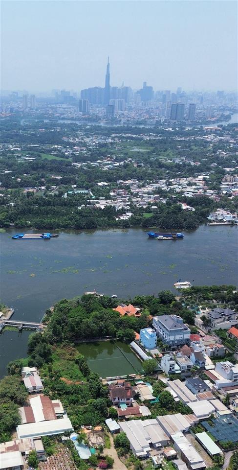 Bán biệt thự vườn 1 trệt 2 lầu diện tích 1300m2, 3 mặt giáp sông, view nhìn landmark 81