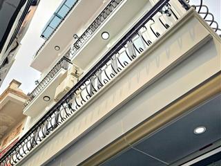 24/// mặt trăng /// bán nhà xây mới miếu hai xã ôtô đỗ sát nhà , phòng rộng rãi không gian thoáng