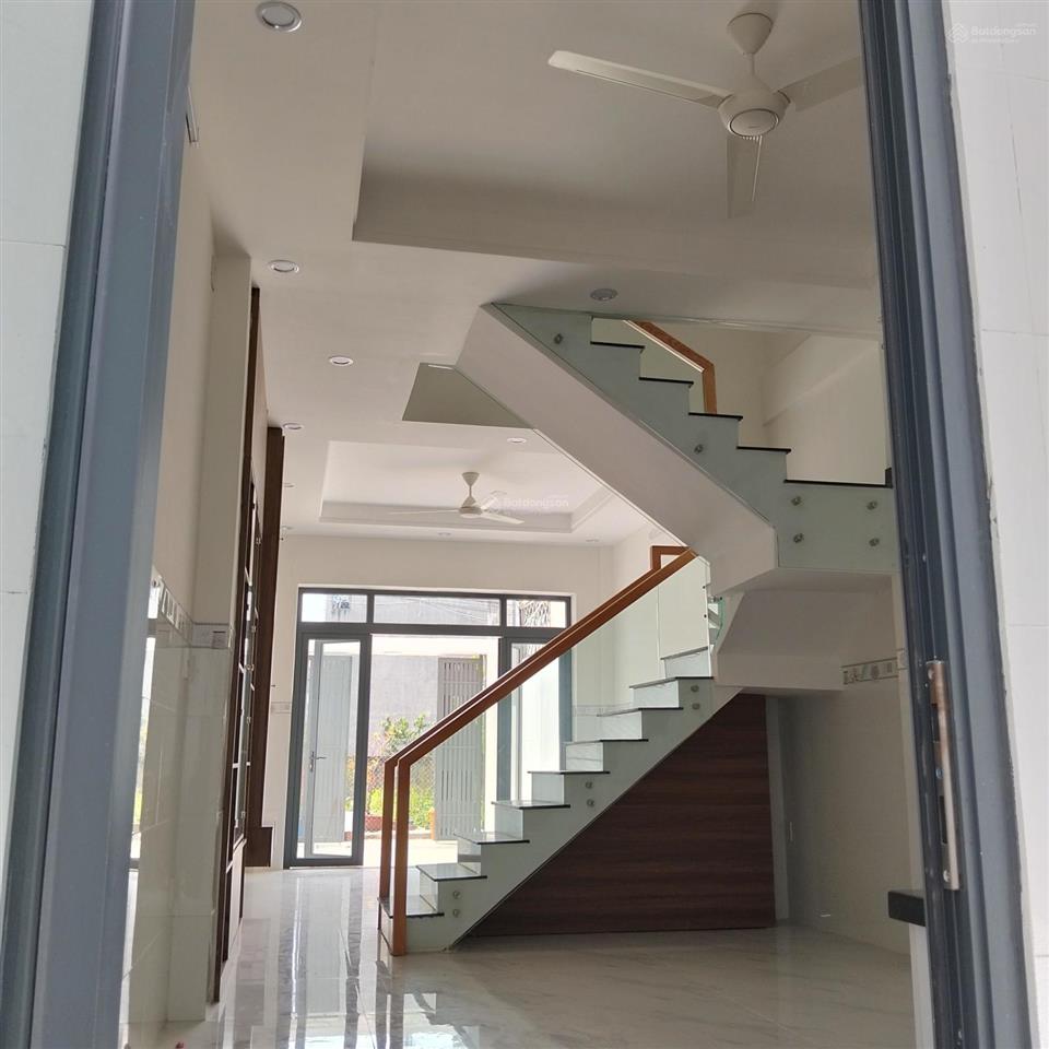 Bán nhà 4 tầng mới xây kế bên vinhomes. dt 74m2 4pn, 4wc ôtô ngủ trong sân nhà. giá 5.5 tỷ bớt lộc