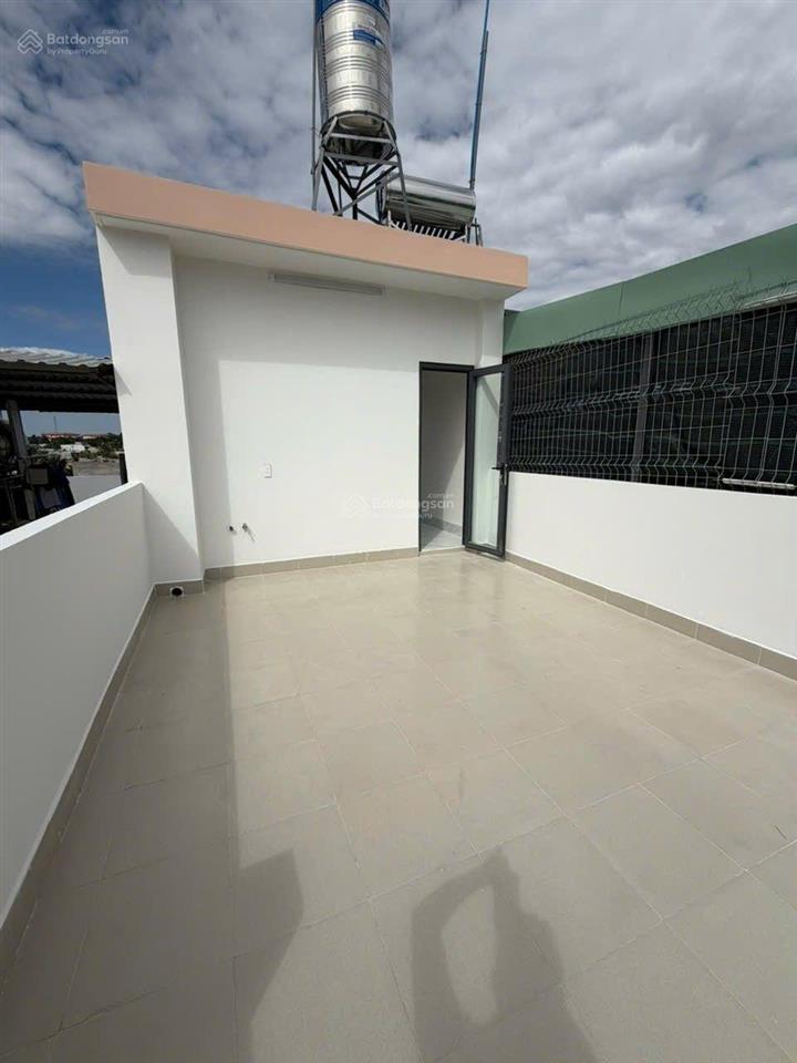 Bán nhà 4 tầng mới xây kế bên vinhomes. dt 74m2 4pn, 4wc ôtô ngủ trong sân nhà. giá 5.5 tỷ bớt lộc