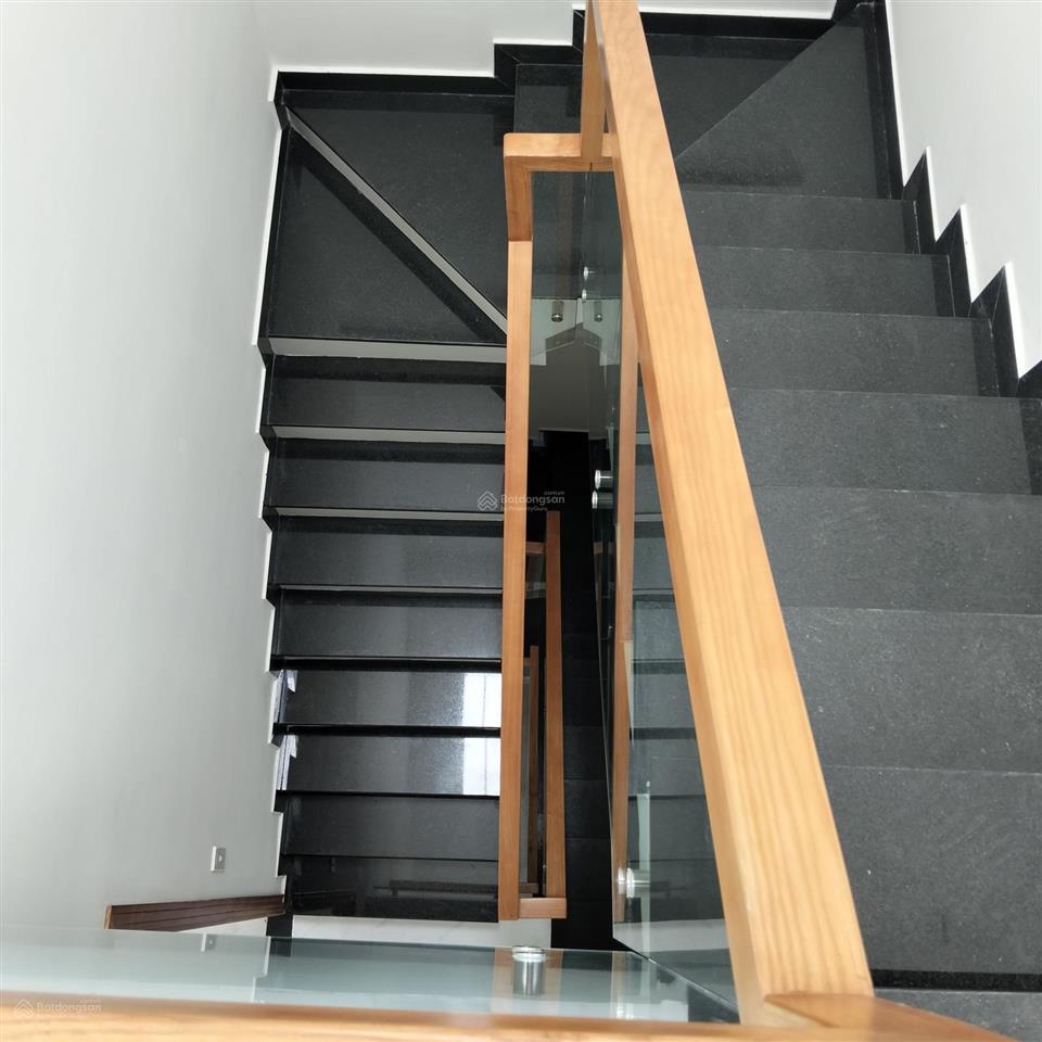 Bán nhà 4 tầng mới xây kế bên vinhomes. dt 74m2 4pn, 4wc ôtô ngủ trong sân nhà. giá 5.5 tỷ bớt lộc