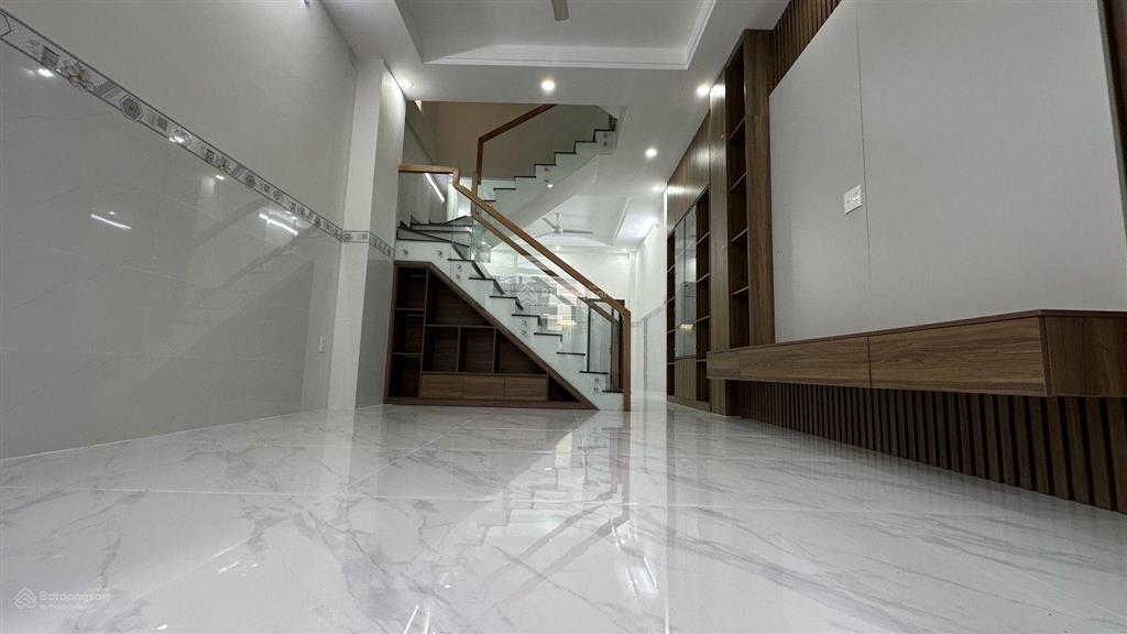 Bán nhà 4 tầng mới xây kế bên vinhomes. dt 74m2 4pn, 4wc ôtô ngủ trong sân nhà. giá 5.5 tỷ bớt lộc