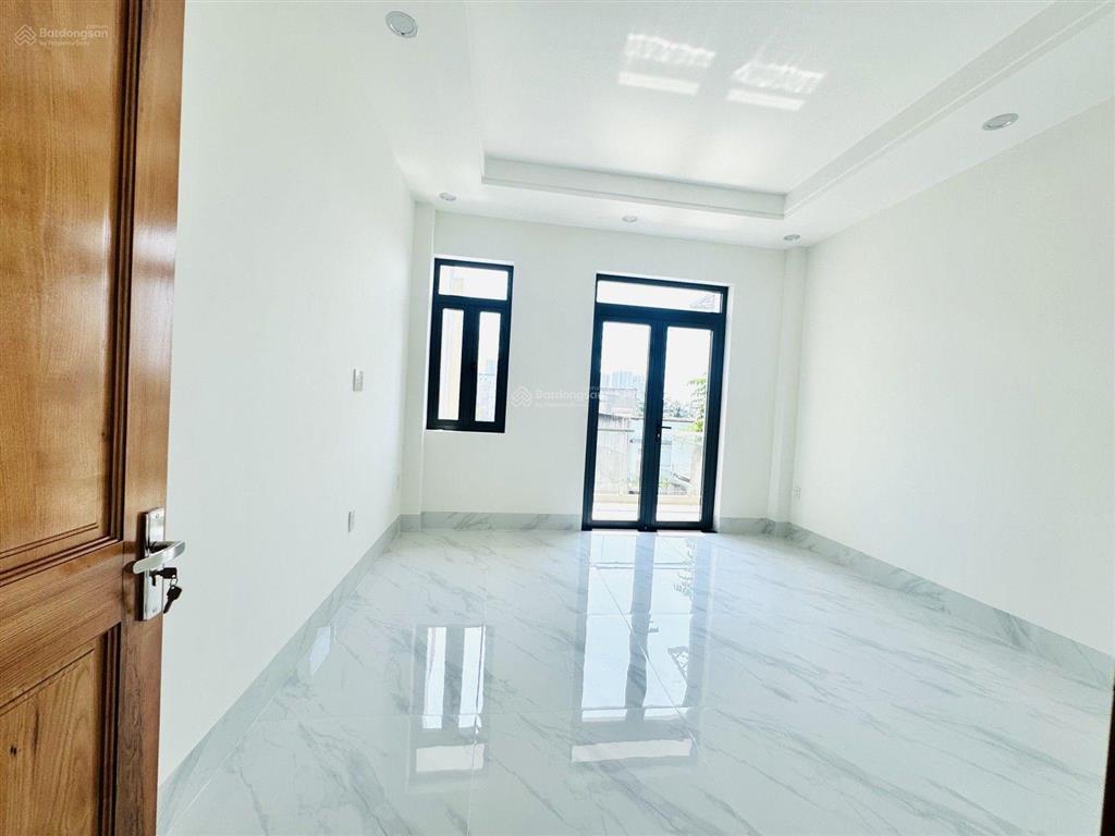 Bán nhà 4 tầng mới xây kế bên vinhomes. dt 74m2 4pn, 4wc ôtô ngủ trong sân nhà. giá 5.5 tỷ bớt lộc