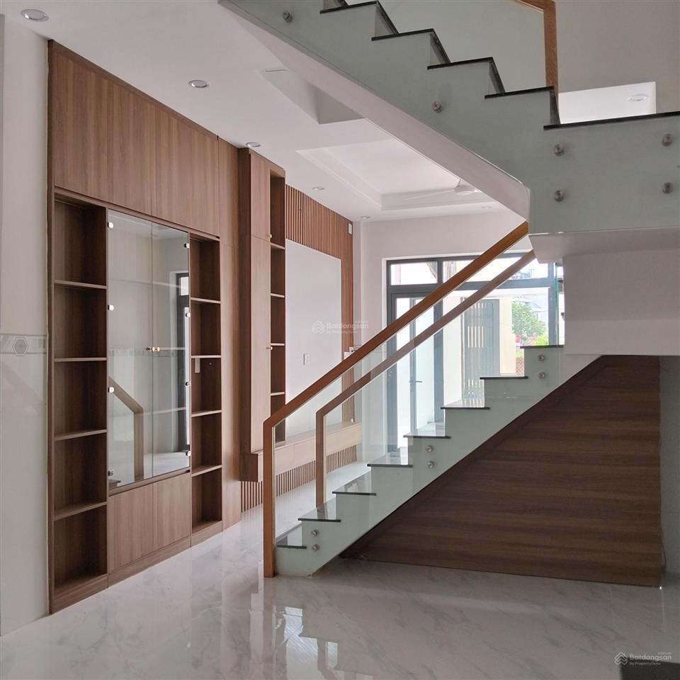 Bán nhà 4 tầng mới xây kế bên vinhomes. dt 74m2 4pn, 4wc ôtô ngủ trong sân nhà. giá 5.5 tỷ bớt lộc