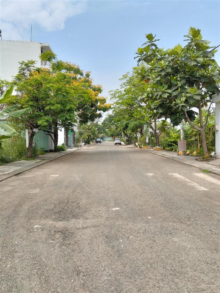 Bán đất nền 100% thổ cư đường số 1 long trường quận 9. đường 9m có vỉa hè. giá 3.6 tỷ  chốt ngay.