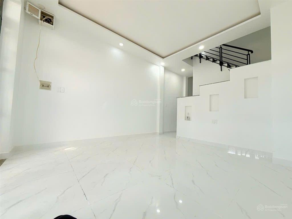 Bán nhà mặt tiền đường số 27 nguyễn xiển 70m2 ( 4m17.5m ). ôtô ngủ trong sân nhà. giá 4.75 tỷ .