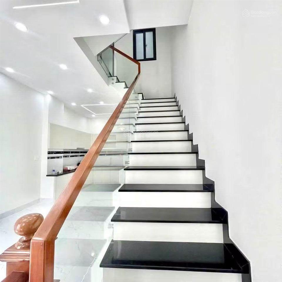 Bán nhà đẹp 4 tầng mới xây đường 23 nguyễn xiển kế bên vinhomes grand park nguyễn xiển. giá 4.8 tỷ.