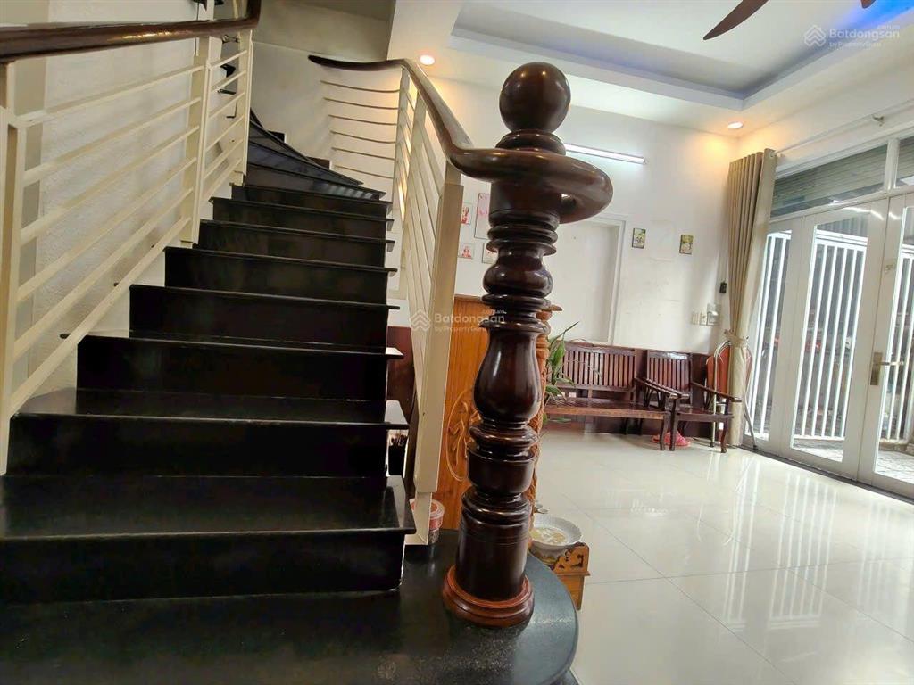 Bán nhà 3 tầng đường lã xuân oai  lê văn việt  3pn3wc. giá 4.2 tỷ bớt lộc. nhà tăng nhơn phú q9