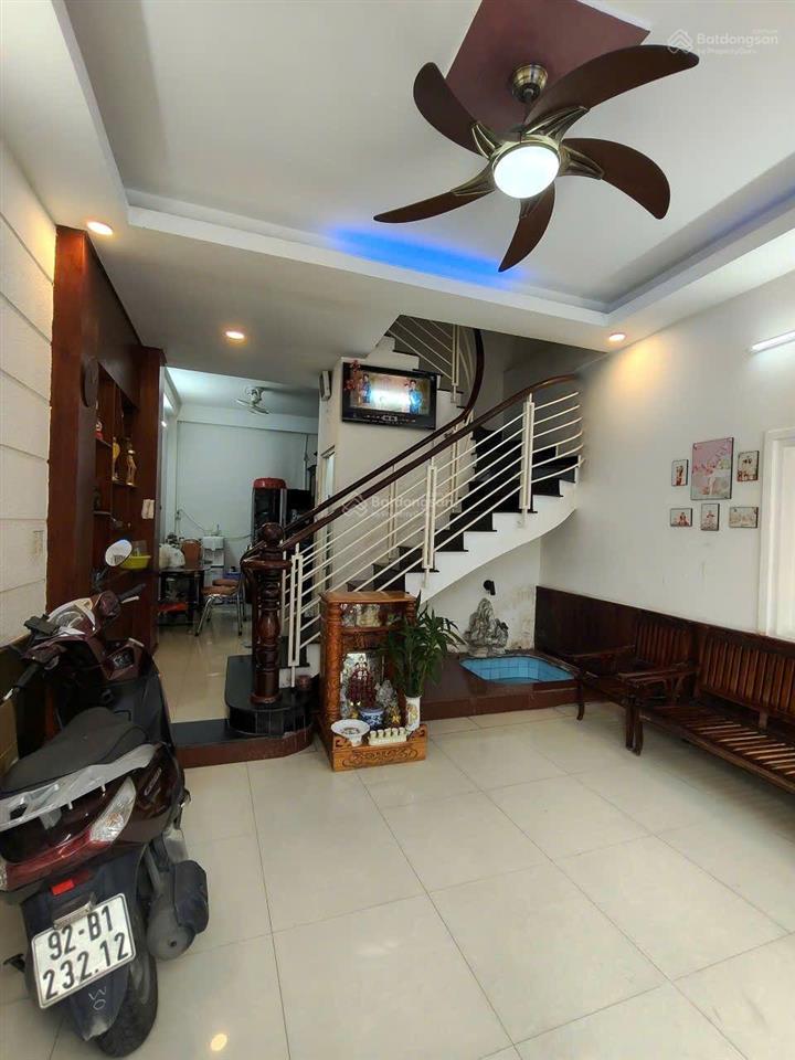 Bán nhà 3 tầng đường lã xuân oai  lê văn việt  3pn3wc. giá 4.2 tỷ bớt lộc. nhà tăng nhơn phú q9