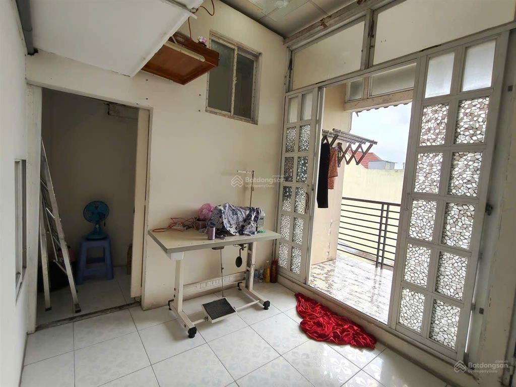 Bán nhà 3 tầng đường lã xuân oai  lê văn việt  3pn3wc. giá 4.2 tỷ bớt lộc. nhà tăng nhơn phú q9