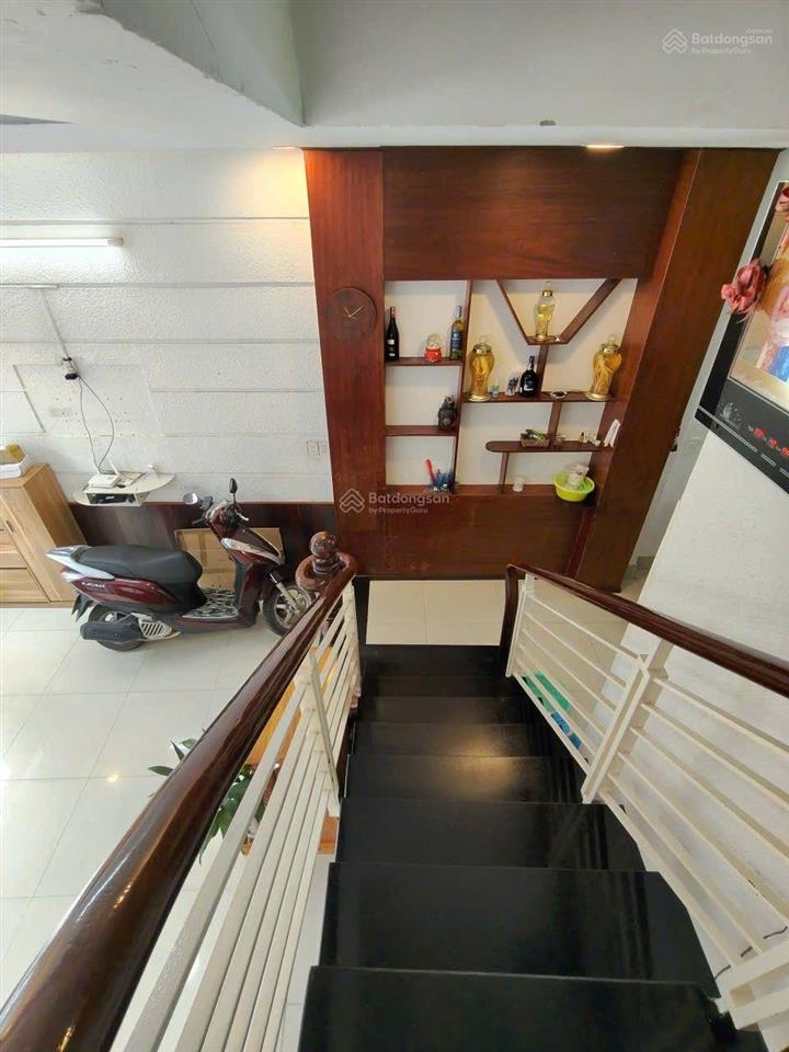 Bán nhà 3 tầng đường lã xuân oai  lê văn việt  3pn3wc. giá 4.2 tỷ bớt lộc. nhà tăng nhơn phú q9