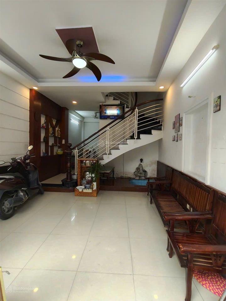 Bán nhà 3 tầng đường lã xuân oai  lê văn việt  3pn3wc. giá 4.2 tỷ bớt lộc. nhà tăng nhơn phú q9