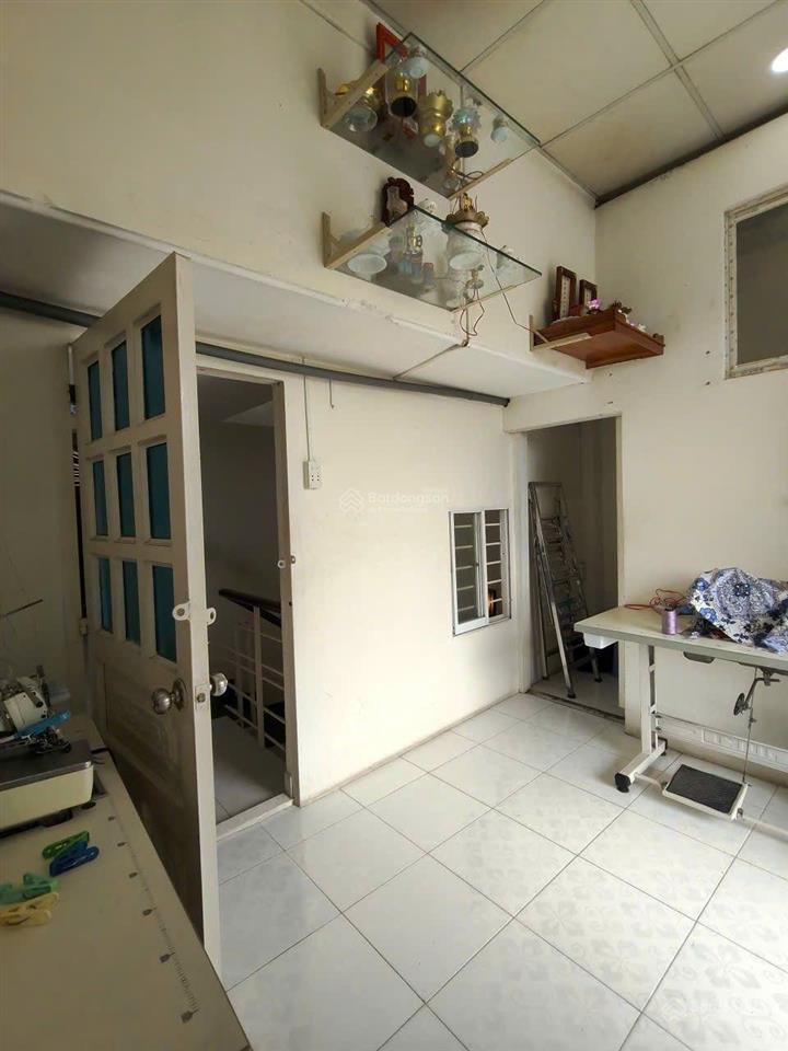 Bán nhà 3 tầng đường lã xuân oai  lê văn việt  3pn3wc. giá 4.2 tỷ bớt lộc. nhà tăng nhơn phú q9